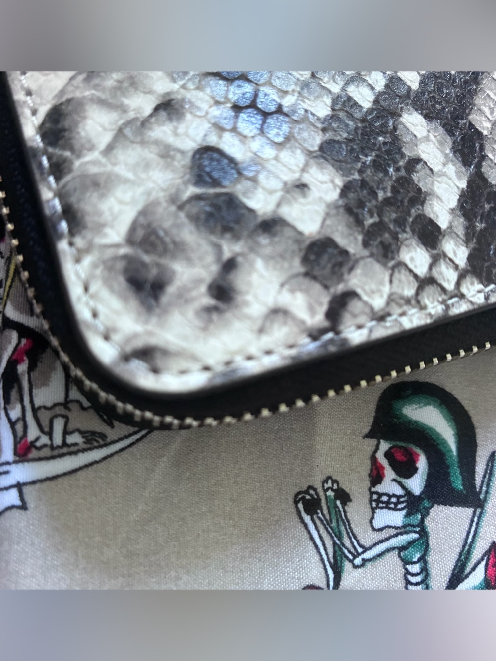 LIKE NEW! TORY BURCH Snakeskin Leather Zip Wallet Gray White Black Snake Print - Picture 8 of 9